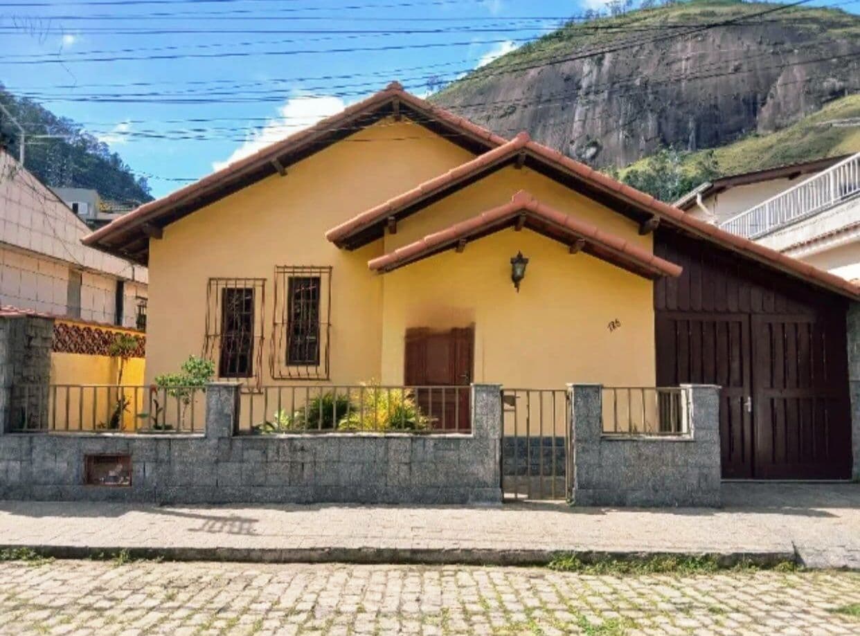 Ótima casa à venda em Cascatinha, Petrópolis-RJ!