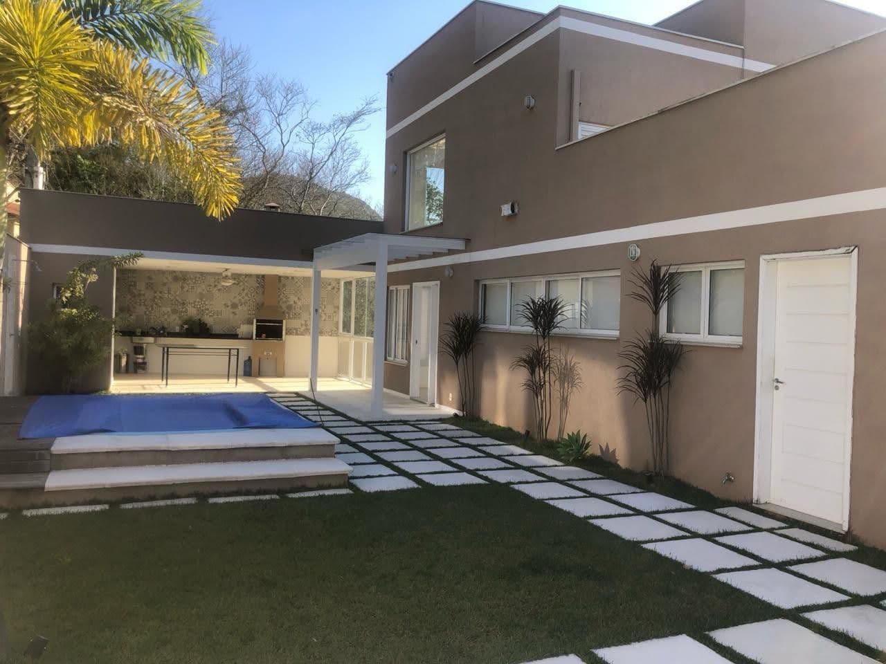 Linda casa à venda na região de Itaipava!
