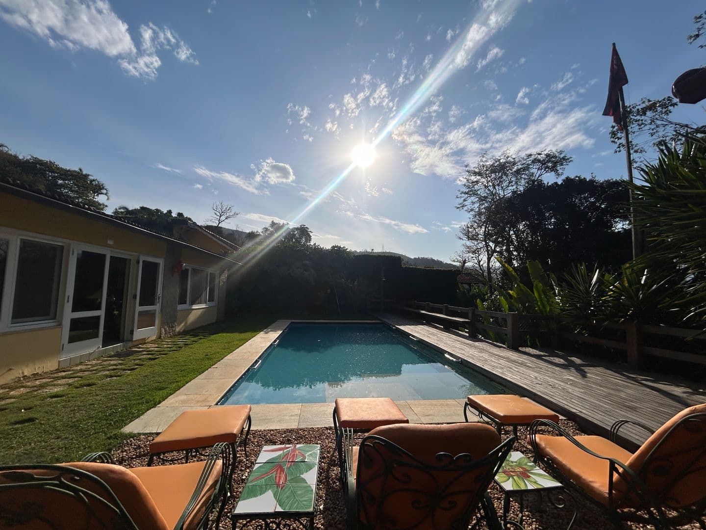 Casa com quatro quartos e ampla área externa em Nogueira, Petrópolis