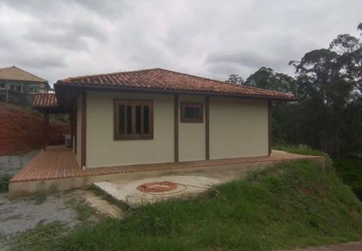 Casa linear com vista para as montanhas em condomínio
