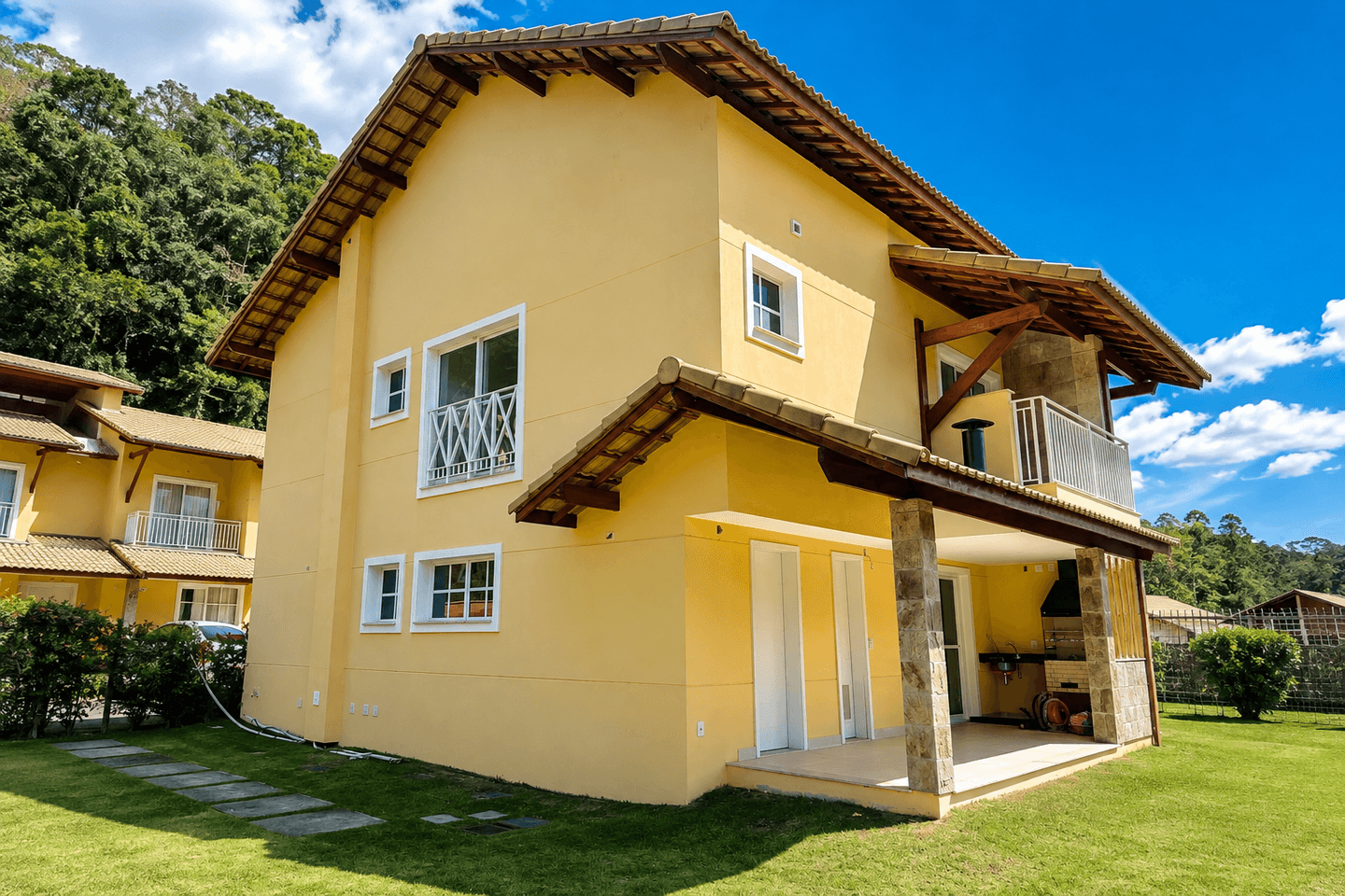 Casa com quatro suítes e vista para as montanhas em condomínio com lazer completo